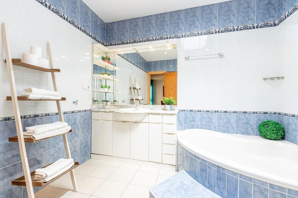 S46-Casa De Vacaciones Climatizada Con Piscina, En El Centro Junto Al Mar, Barbacoa Y Wiifi Эмпуриабрава Экстерьер фото