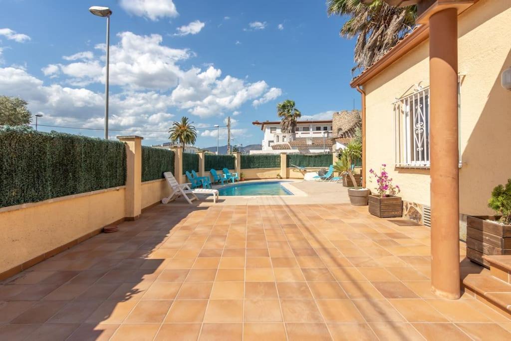 S46-Casa De Vacaciones Climatizada Con Piscina, En El Centro Junto Al Mar, Barbacoa Y Wiifi Эмпуриабрава Экстерьер фото